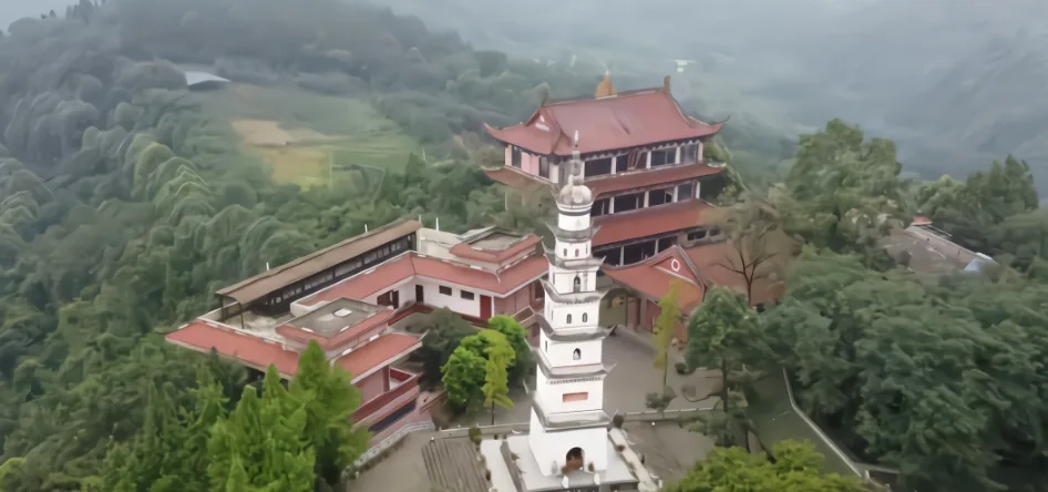 隋代白塔寺 · 白塔与古刹全景